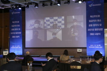 지난 16일 전경련회관에서 열린 ‘임금격차 해소 협약 및 동반성장 대상 시상식’에서 한국중부발전이 동반성장위원장상을 수상했다. 사진=한국중부발전 제공