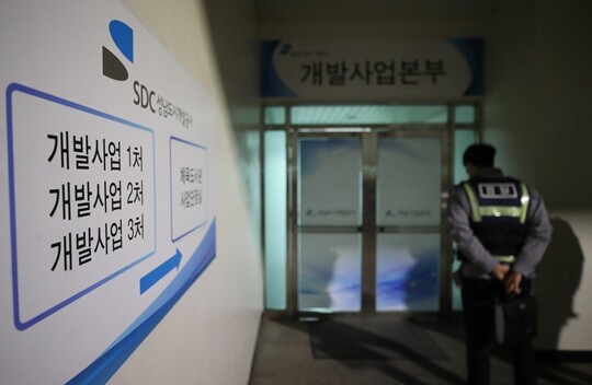 경찰 관계자가 현장 출입을 통제하고 있다. 사진=연합뉴스