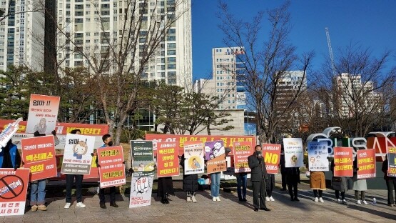 부산학부모연합회와 부산학원연합회 소속 회원들이 22일 오후 1시 부산시청 앞에서 ‘청소년 방역패스 결사반대’ 성명을 발표하는 모습.