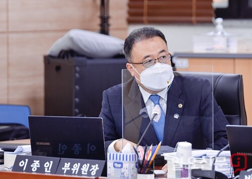이종인 도의원이 양평군 노인복지관 이전 신축 15억, 양평군 주·야간 단기보호시설 설치공사 9억, 태양광 가로등 설치사업 5억, 개군목욕탕 신축 9억 등 양평군 지역발전을 위한 경기도 특별조정교부금 38억 원을 확보했다.
