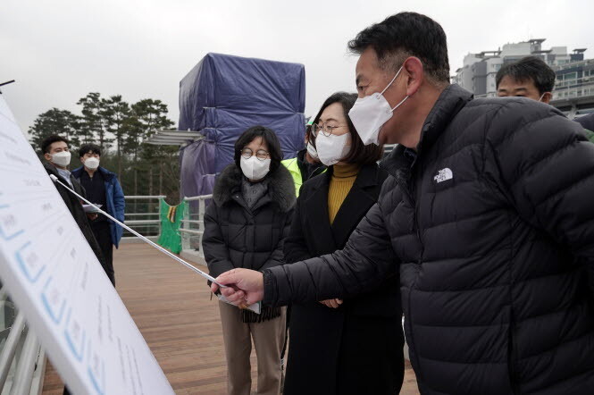 은수미 성남시장이 두밀사거리 교통개선공사 진행상황에 대해 듣고 있다. 사진=성남시 제공