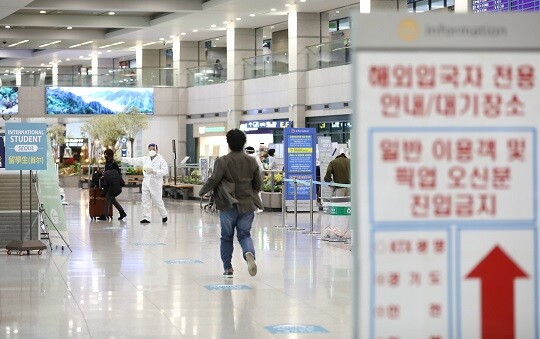 인천에서 출발해 중국 선양으로 가는 대한항공 여객기에서 코로나19 확진자가 나오자 중국 정부가 해당 노선 운항을 금지했다. 인천국제공항1터미널로 입국한 사람들이 입국장밖으로 나오는 모습. 사진=박정훈 기자