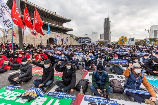 전국민주노동조합총연맹(민주노총) 조합원들이 지난 13일 오후 서울 종로구 율곡로 지하철 4호선 동대문역 사거리에서 '전태일 열사 정신계승 전국노동자대회'를 하고 있다. 사진=일요신문DB