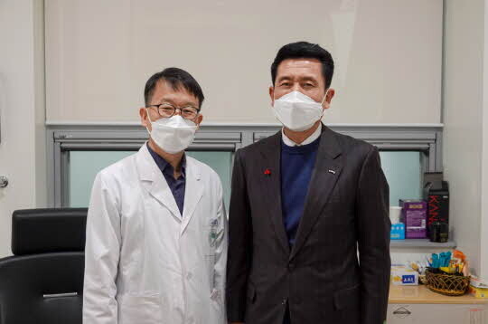 강재명 감염병대응본부장(왼쪽)과 이강덕 포항시장 <포항시 제공>