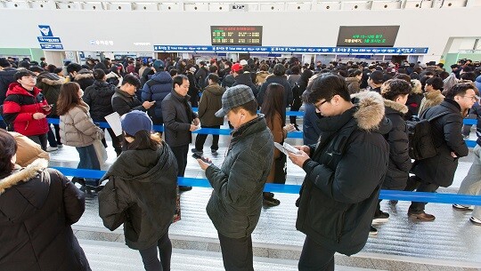 내년 설 연휴 승차권은 11일부터 비대면으로 사전 예약 가능하다. 지난 2017년 1월 서울역 매표소의 모습. 사진=최준필 기자