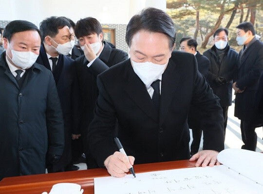 윤석열 국민의힘 대선 후보가 1일 국립서울현충원을 참배한 뒤 방명록을 작성하고 있다. 윤 후보 뒤로 김기현 원내대표와 대화하는 이준석 대표가 보인다. 사진=연합뉴스