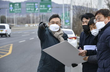 정하영 김포시장은 5일 김포대로 고촌 신곡사거리~서울 개화역 방향으로 설치된 버스전용차로 현장을 점검했다. 사진=김포시 제공