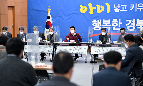 이철우 지사가 10일 올해 첫 실국 및 출자출연기관 업무보고(1일차)를 받고 있다. (사진=경북도 제공)
