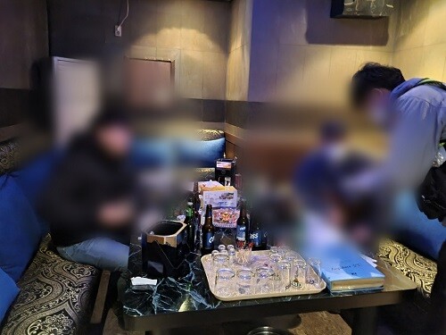 20일 0시 기준 대구와 경북에서 코로나19 확진자가 590명으로 집계됐다. 사진은 운영시간 제한을 위반한 업소가 적발된 장면. (사진=대구시 제공)