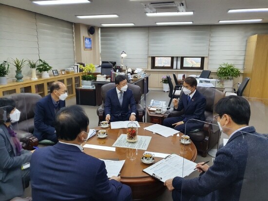 경남도교육청과의 현안 논의 모습. 사진=김해시