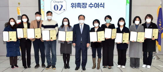 김석준 교육감이 학교 성인지교육 전문강사에게 위촉장을 수여한 모습. 사진=부산교육청