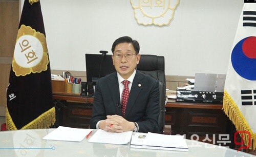전진선 제8대 양평군의회 후반기 의장이 지난 21일 집무실에서 본지와의 인터뷰를 통해 소회를 밝히고 있다.