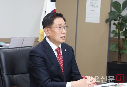 전진선 의장이 제8대 양평군의회 후반기 성과를 설명하고 있다.