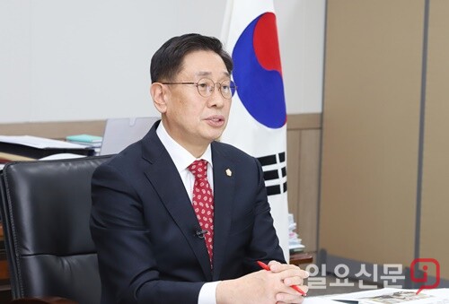 양평공사의 시설관리공단으로의 전환 조례안이 부결된데 대한 입장을 밝히고 있는 전진선 의장.