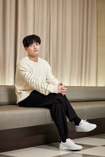 코믹한 무치 캐릭터를 연기하기 위해 강하늘은 2주일에 한 번씩 파마를 받다가 모발에 심한 손상을 입었다고 밝혔다. 사진=TH컴퍼니 제공