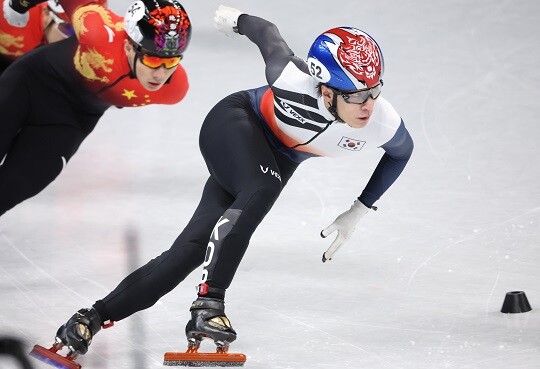 황대헌은 쇼트트랙 남자 1000m 준결승에서 가장 먼저 결승선을 통과했지만 심판 판정 결과 페널티를 받으며 결승 진출에 실패했다. 사진=연합뉴스