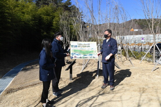 오규석 기장군수는 7일 오전 10시 30분경 일광신도시 초등학교 학생들의 안전한 등하교길 조성을 위해 추진 중인 삼성숲공원 ‘학교 가는 길’ 현장을 방문해 점검했다. 사진=기장군