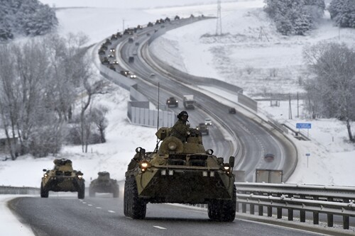 지난 1월 18일(현지시간) 러시아군 장갑차들이 크림반도의 한 고속도로를 따라 이동하고 있다. 러시아는 우크라이나 동부 접경에 약 10만 명의 대군을 배치한 데 이어 우크라이나 북쪽의 벨라루스에도 병력을 집결시켜 군사적 긴장이 고조되고 있다. 사진=AP/연합뉴스