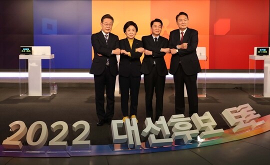 2월 11일 열린 한국기자협회 주최 6개 방송사 공동주관 2022 대선후보 초청 토론회 시작에 앞서 기념촬영을 하고 있는 대선 후보들. 왼쪽부터 이재명 더불어민주당 후보, 심상정 정의당 후보, 안철수 국민의당 후보, 윤석열 국민의힘 후보. 사진=국회사진취재단