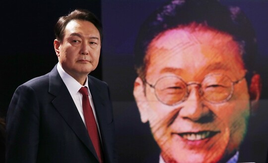 2월 11일 열린 한국기자협회 주최·방송 6개사 공동 주관 '2022 대선후보 초청 토론'에서 윤석열 국민의힘 대선 후보가 방송 준비를 하고 있다. 뒤 화면으로 이재명 더불어민주당 후보가 보인다. 사진=국회사진취재단