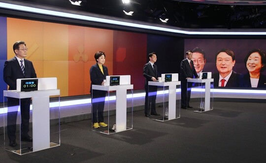 2월 11일 열린 한국기자협회 주최·방송 6개사 공동 주관 '2022 대선후보 초청 토론'에서 방송 준비를 하고 있는 대선 후보들. 왼쪽부터 이재명 더불어민주당 후보, 심상정 정의당 후보, 안철수 국민의당 후보, 윤석열 국민의힘 후보. 사진=국회사진취재단