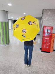 인천광역시교육청은 신학기를 앞두고 어린이 공유우산를 관내 초등학교에 지급했다. 사진=인천시교육청 제공
