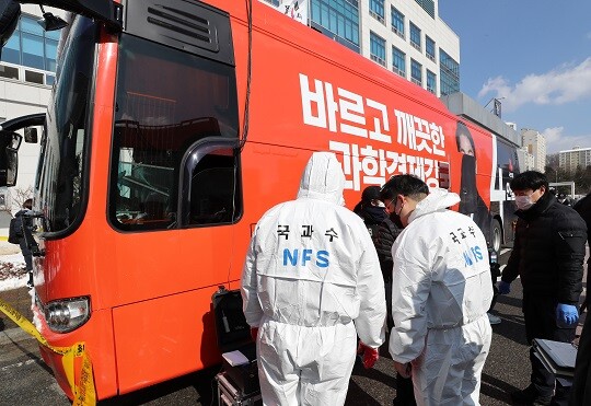 사망 사고가 발생한 안철수 국민의당 유세버스다. 사진=연합뉴스
