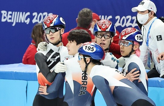 남자 쇼트트랙 대표팀이 5000m 계주에서 은메달을 차지했다. 사진=연합뉴스