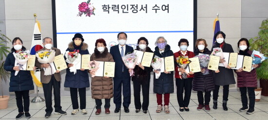 문해교육 학력인정서 및 우수상 수여 모습. 사진=부산교육청