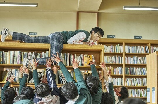 '지금 우리 학교는'에서 윤찬영이 보여준 도서관 액션 신은 국내외 시청자들의 호평을 받았다. 사진=넷플릭스 제공