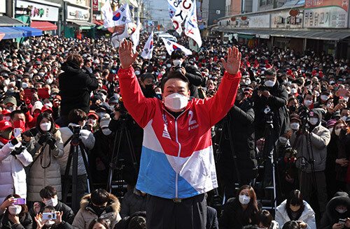 윤석열 국민의힘 대선 후보가 18일 상주 풍물시장을 찾아 시민들에게 지지를 호소하고 있다 (사진=임이자 의원 제공)