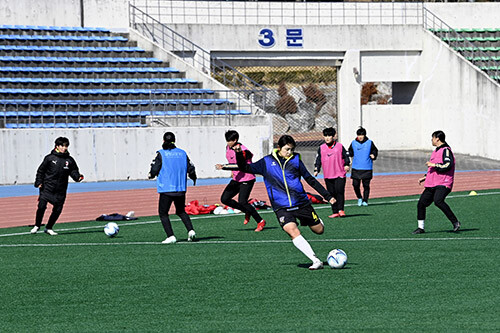 대구 달성군이 겨울철 최적의 전지훈련지로 각광을 받고 있다. 사진은 전지훈련에 참가한 축구팀 (사진=달성군 제공)