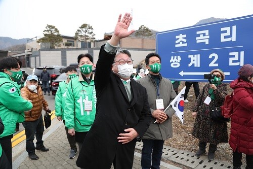 19일 우리공화당 조원진 대선후보가  대구 달성군 박근혜 전 대통령 사저를 찾은 자리에서 지지자들에게 손을 들어 인사하고 있다. (사진=연합뉴스)