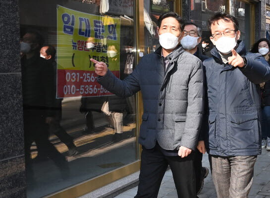 조청식 시장 권한대행이 구 수원역성매매집결지 현장을 점검하고 있다. 사진=수원시 제공