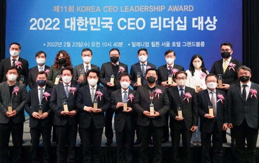 백군기 용인시장이 23일 제11회 2022 대한민국 CEO 리더십 대상에서 혁신경영 부문 대상을 수상하고 참석자들과 기념촬영을 하고 있다. 사진=용인시 제공