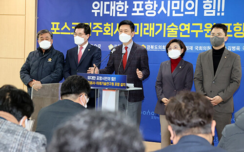 이강덕 시장이 28일 시청에서 '포스코 지주사 포항 이전 관련 대시민 담화문'과 관련해 기자회견을 열고 있다. (사진=포항시 제공)