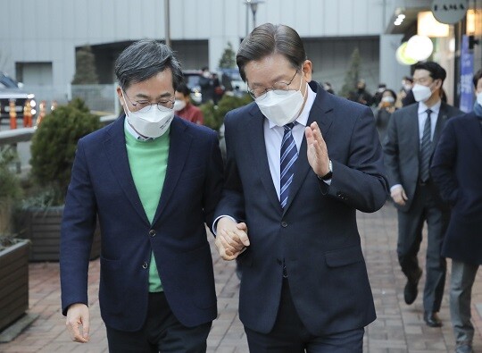 이재명 더불어민주당 대선후보(오른쪽)와 김동연 새로운물결 대선후보가 국민통합정부 구성에 합의하고 정책 연대를 선언했다. 사진=국회사진취재단