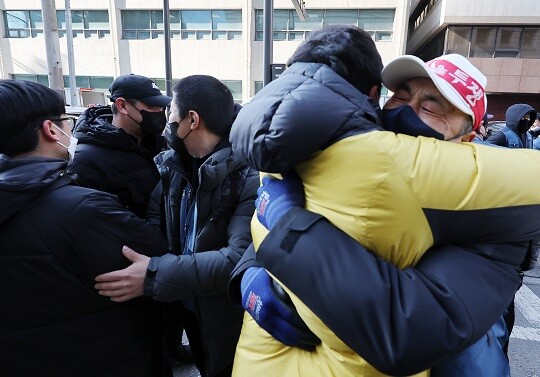 민주노총 전국택배노동조합 조합원들이 2일 오후 서울 CJ대한통운 본사 앞에서 파업 종료 보고대회를 마친 뒤 서로를 격려하며 포옹하고 있다. 사진=연합뉴스