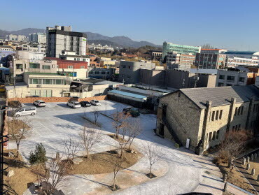‘북수동 왕의 골목 특화사업’으로 북수동성당 내 조성한 공공통행로. 사진=수원시 제공