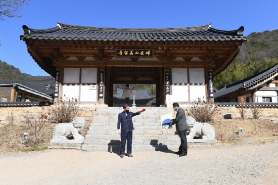 오규석 기장군수는 2일 오전 10시 30분경 국가지정문화재인 장안사 보수 정비사업 현장을 방문해 추진사항을 점검했다. 사진=기장군