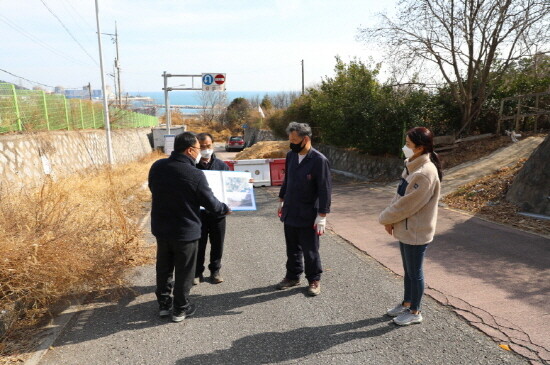 오규석 기장군수는 2일 오후 2시 30분경 장안읍 월내역(동해선) 일원 ‘월내마을 지구단위계획도로 개설’ 현장을 방문해 그간 추진현황을 점검했다. 사진=기장군