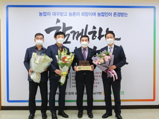 수상식 모습. 왼쪽부터 박성호 농협창원시지부장, 이수철 농협경제지주 온라인사업부장, 김택곤 북창원농협 조합장, 김주양 경남농협 본부장