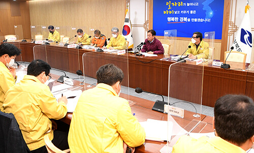 7일 오전 이철우 지사 주재로 울진 산불과 관련해 실국장 간부회의가 열리고 있다. (사진=경북도 제공)