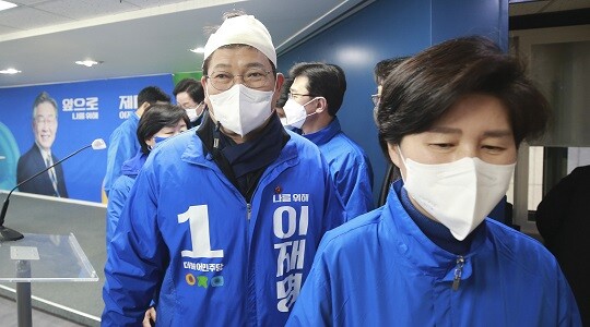 선거운동 중 괴한에게 둔기 피습을 당한 송영길 대표 모습이다. 사진=이종현 기자