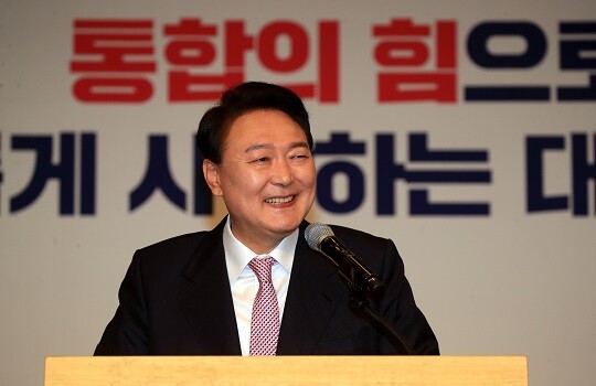 윤석열 대통령 당선인이 3월 10일 오전 서울 여의도 국회 도서관에서 당선 인사 기자회견을 하고 있다. 사진=이종현 기자