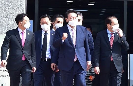 윤석열 대통령 당선인이 3월 10일 오전 기자회견을 마친 후 국회 도서관을 떠나고 있다.  사진=이종현 기자
