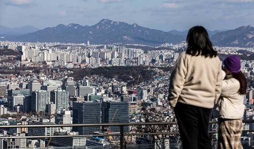 서울 용산구 남산공원에서 바라본 서울시내 아파트 전경. 사진=최준필 기자