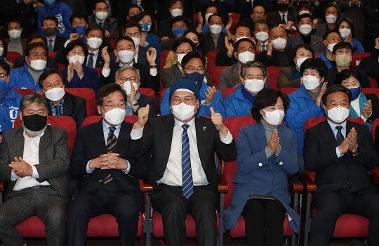 더불어민주당 이낙연 총괄선대위원장과 송영길 대표, 윤호중 원내대표, 추미애 명예선대위원장 등 당 지도부가 3월 9일 오후 서울 여의도 국회 의원회관 개표 상황실에서 방송 3사 출구조사 결과를 지켜보며 환호하고 있다. 사진=연합뉴스