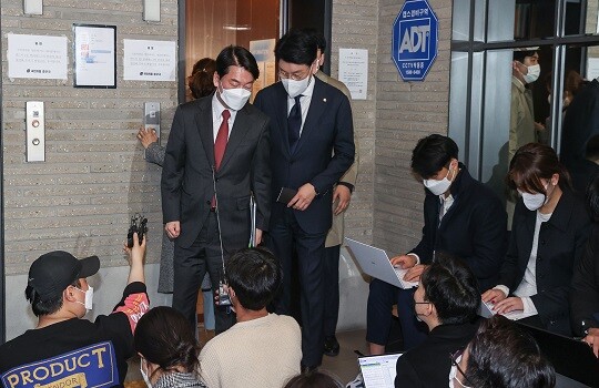 안철수 국민의당 대표가 11일 서울 여의도 국민의힘 중앙 당사에서 윤석열 대통령 당선인과 회동을 마친 뒤 장제원 대통령 당선인 비서실장과 취재진 앞에 서고 있다.  사진=박은숙 기자