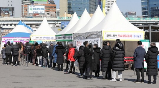 방역당국에 따르면 13일 0시부터 오후 6시까지 전국 코로나19 확진자는 26만 184명으로 집계됐다. 서울역 선별검사소 모습. 사진=박정훈 기자